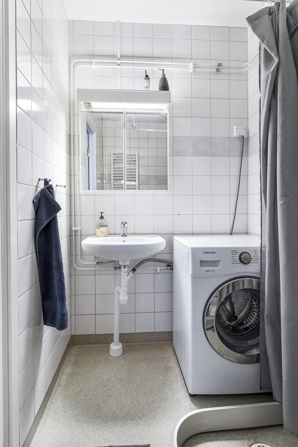 Badrum med tvättmaskin 