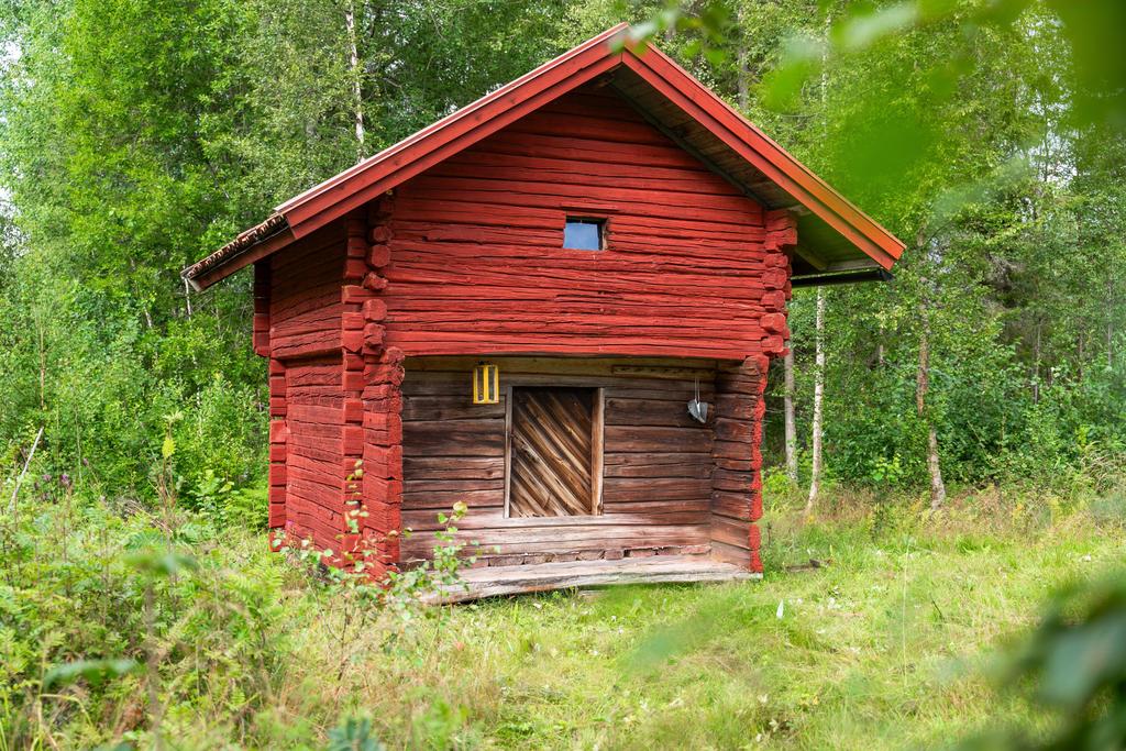 Charmigt falurött timmerhus med naturen tätt inpå, som ger en genuin och rofylld fäbodkänsla.