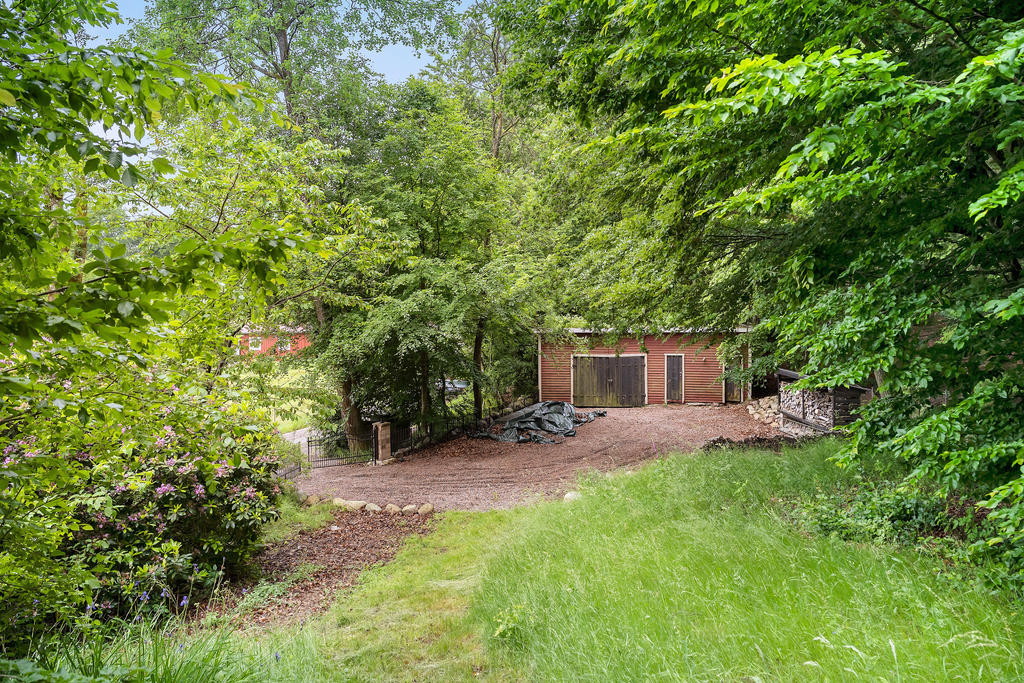 Innergård med uthus  och vedförråd