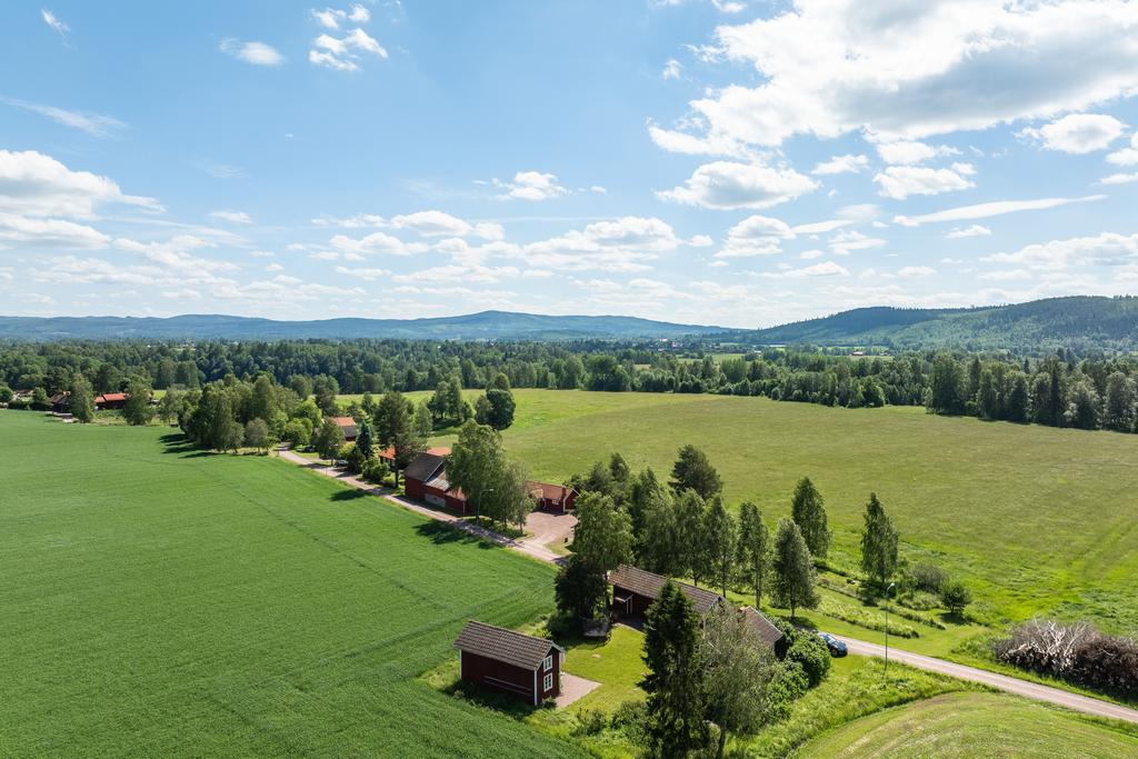 Vy över fastigheten och åkrarna mot älven