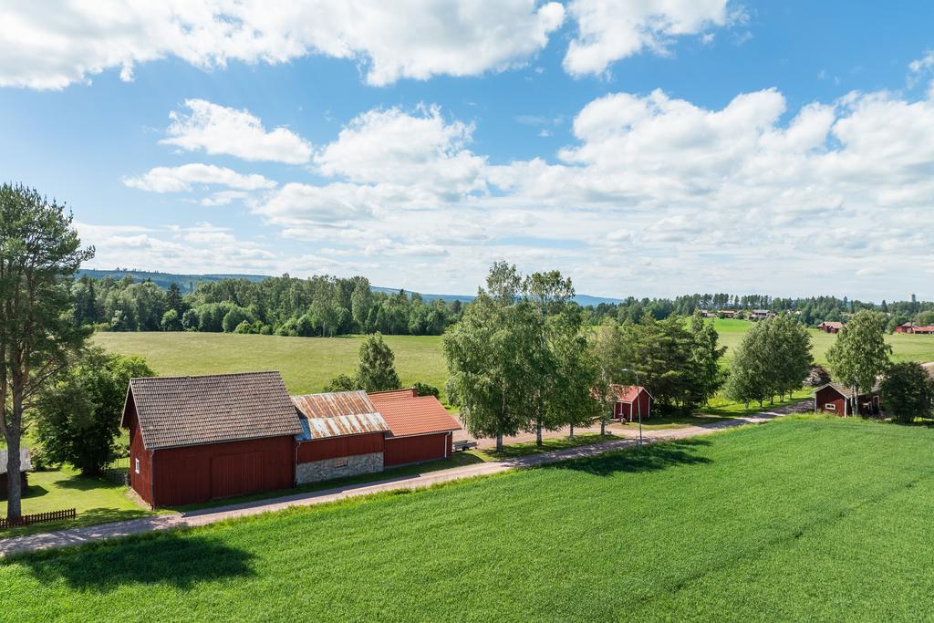 Lantlig gård belägen på Gröntuvs åkrar