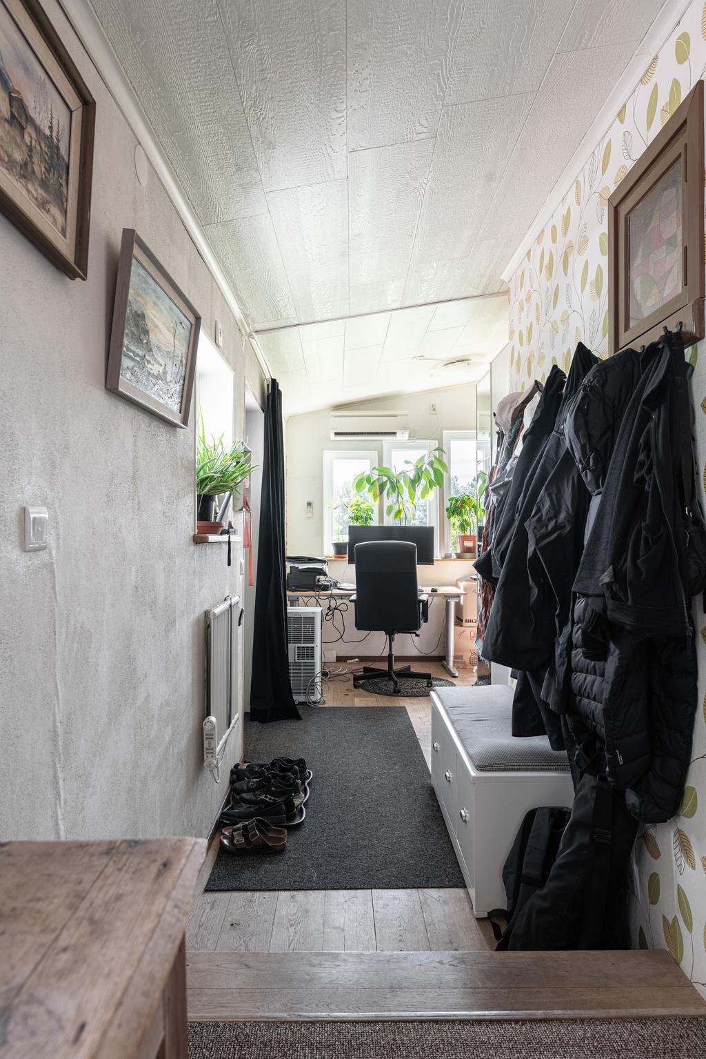 Boningshuset - Del av hall med kontorsvrå