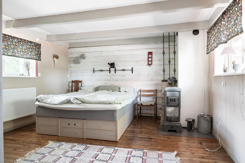 Lillstugan/Gårdshuset - Sovrum med kamin