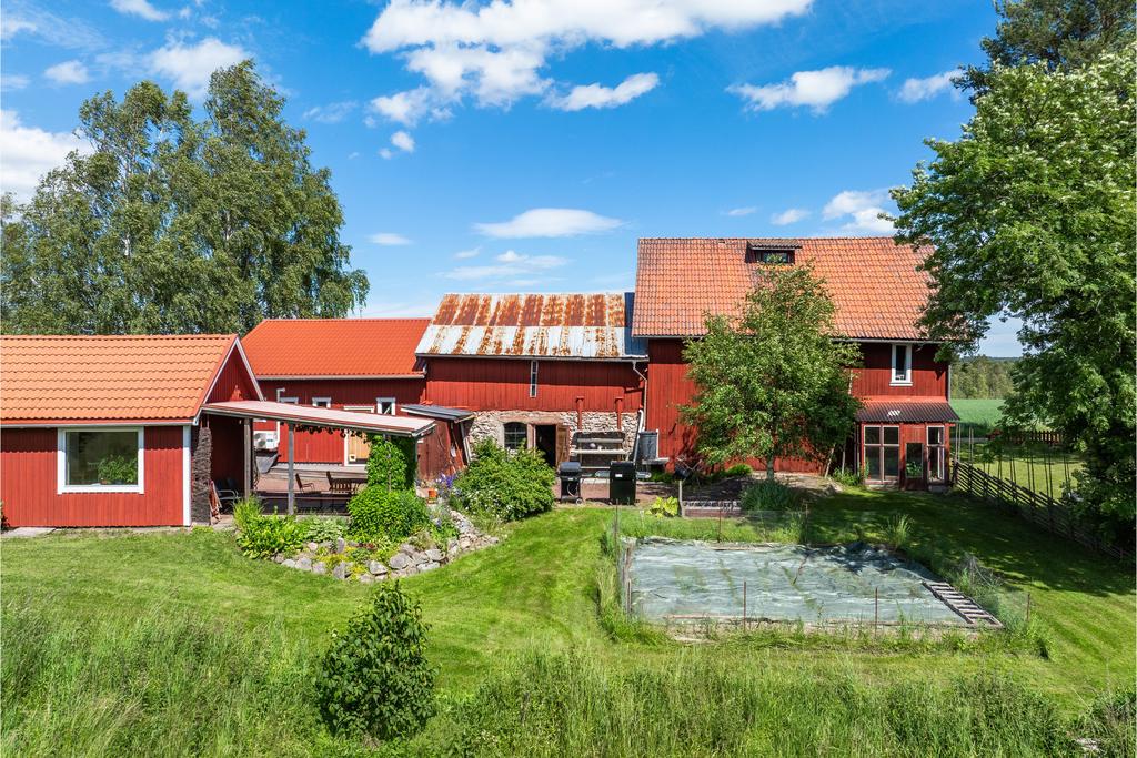 Lantligt läge med fina möjligheter!