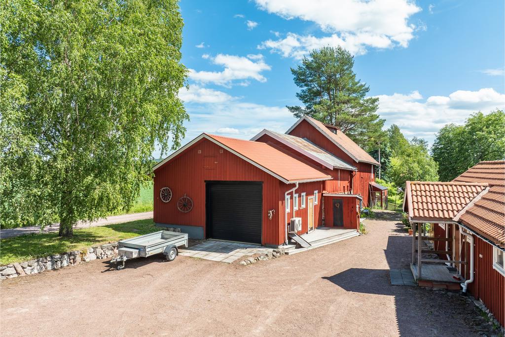 Uthuset är byggt i nivåer och rymmer maskinhall, lada och loge med loft