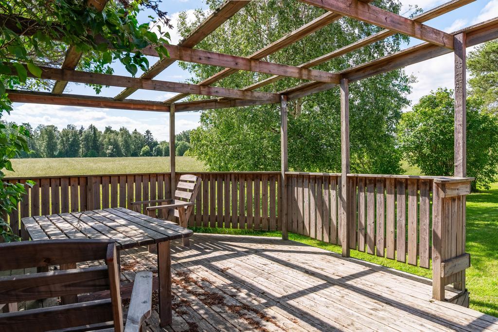 Altan/pergola vid Lillstugan/gårdshuset