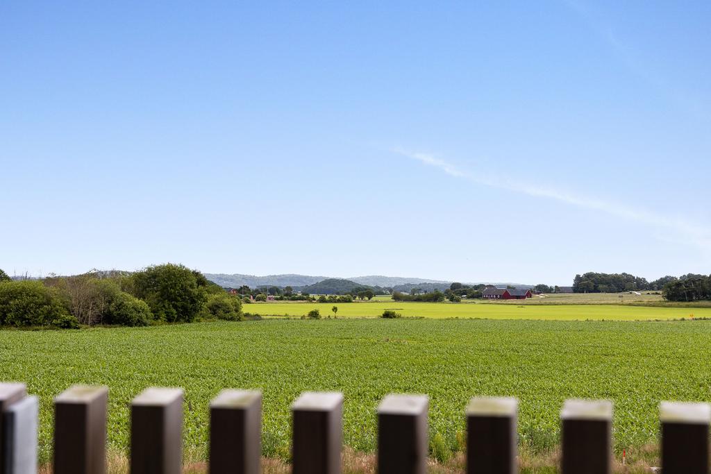 Från vardagsrummet nås den generösa balkongen med milsvid utsikt över öppna fält.