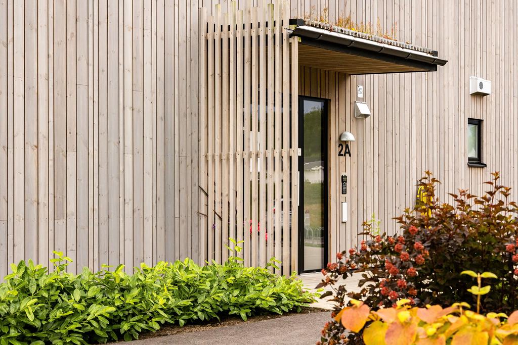 En genomtänkt, harmonisk bostad i ett område som ger dig lugnet och naturen – men med stadens bekvämligheter runt hörnet.
