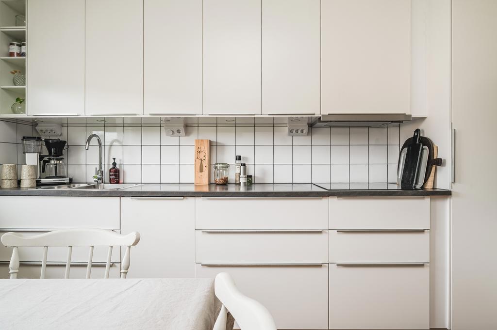 Diskmaskin och induktionshäll finns installerat