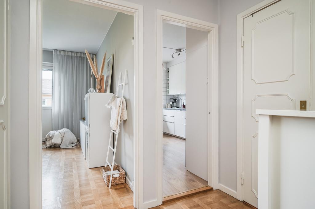 Vy mot vardagsrum och kök från entrén
