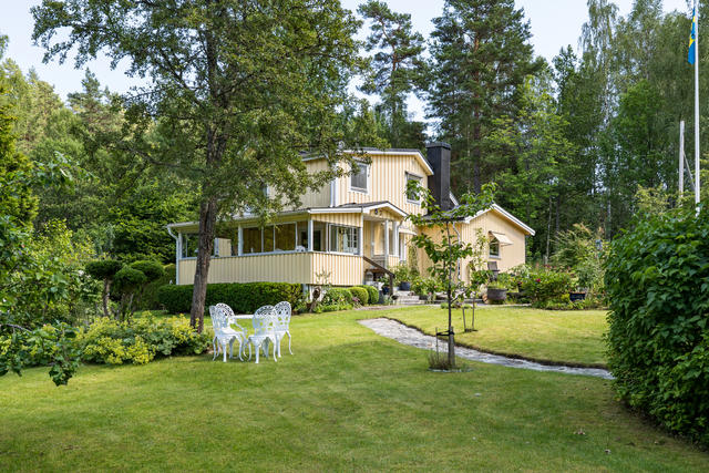 Varmt välkommen till Ödesgårdsvägen 3! Ett charmigt 1½-planshus beläget på en vacker tomt med fina planteringar.