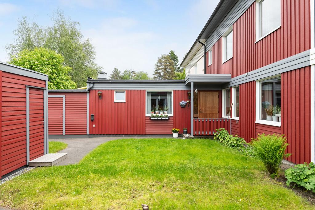 Förråd till vänste.
