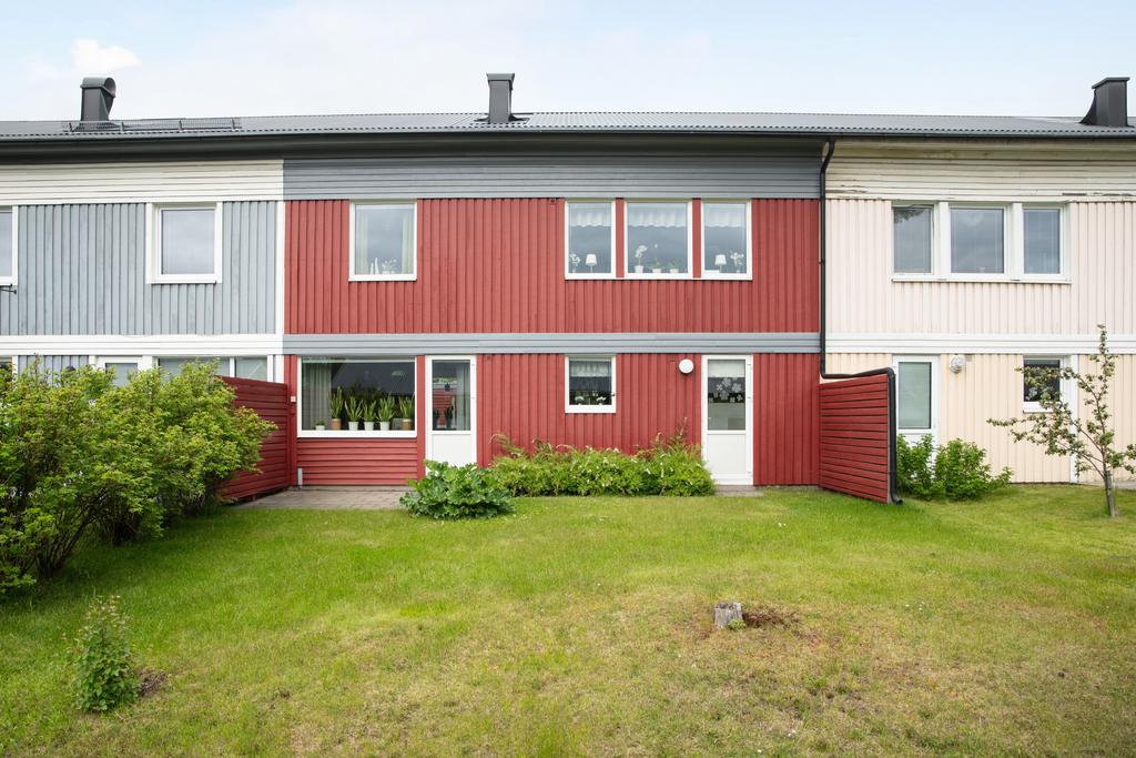 Baksida med utgång till trädgård från vardagsrum samt tvättstuga