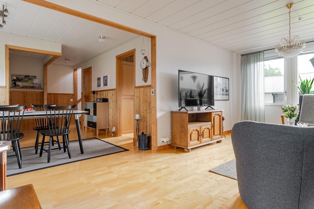 Öppen planlösning mellan vardagsrum och matplats