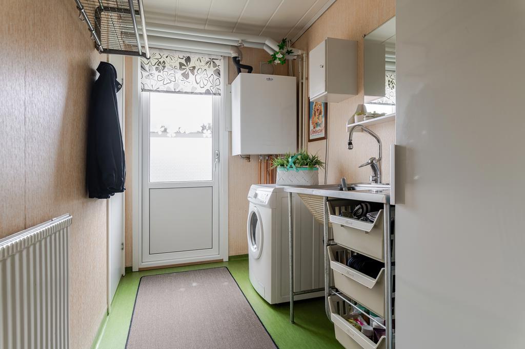Tvättstuga med utgång till trädgård