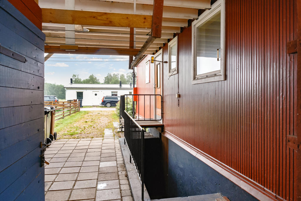 Carport intill entrén