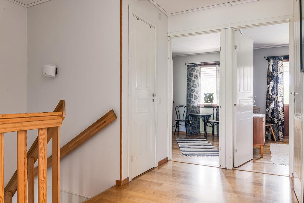 Hall med ingång till två rejäla klädkammare.
Övre plan