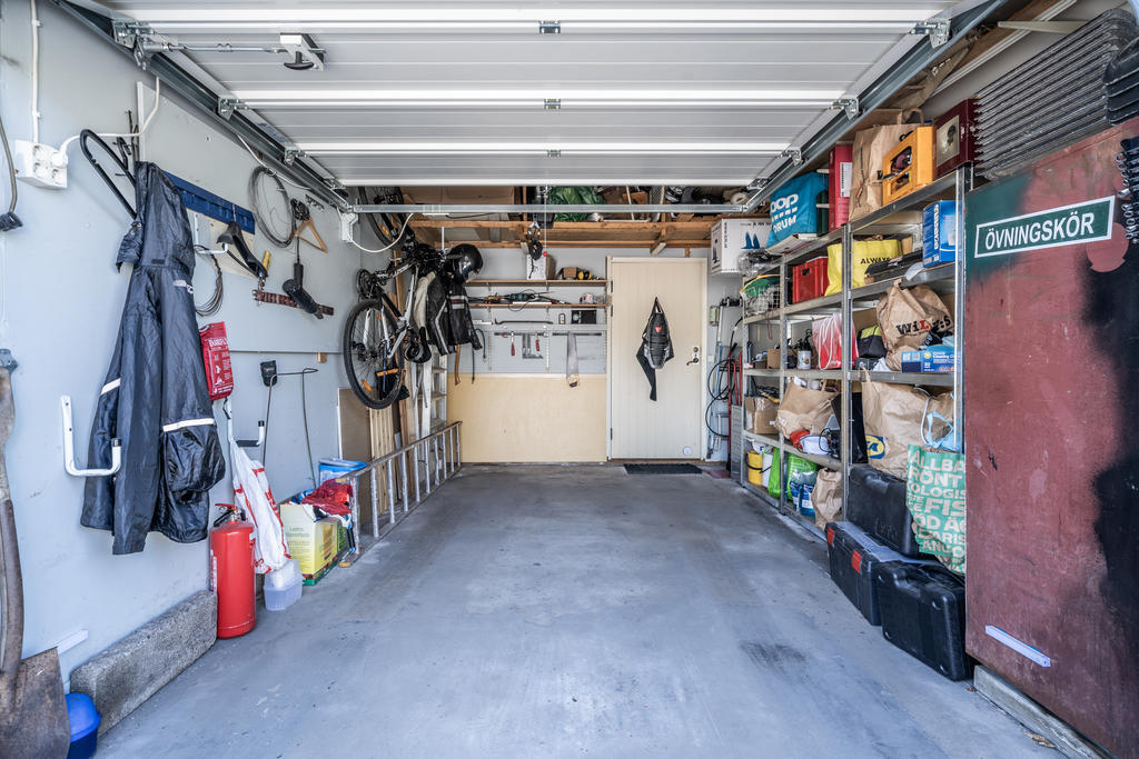 Garage med elbilsladdare