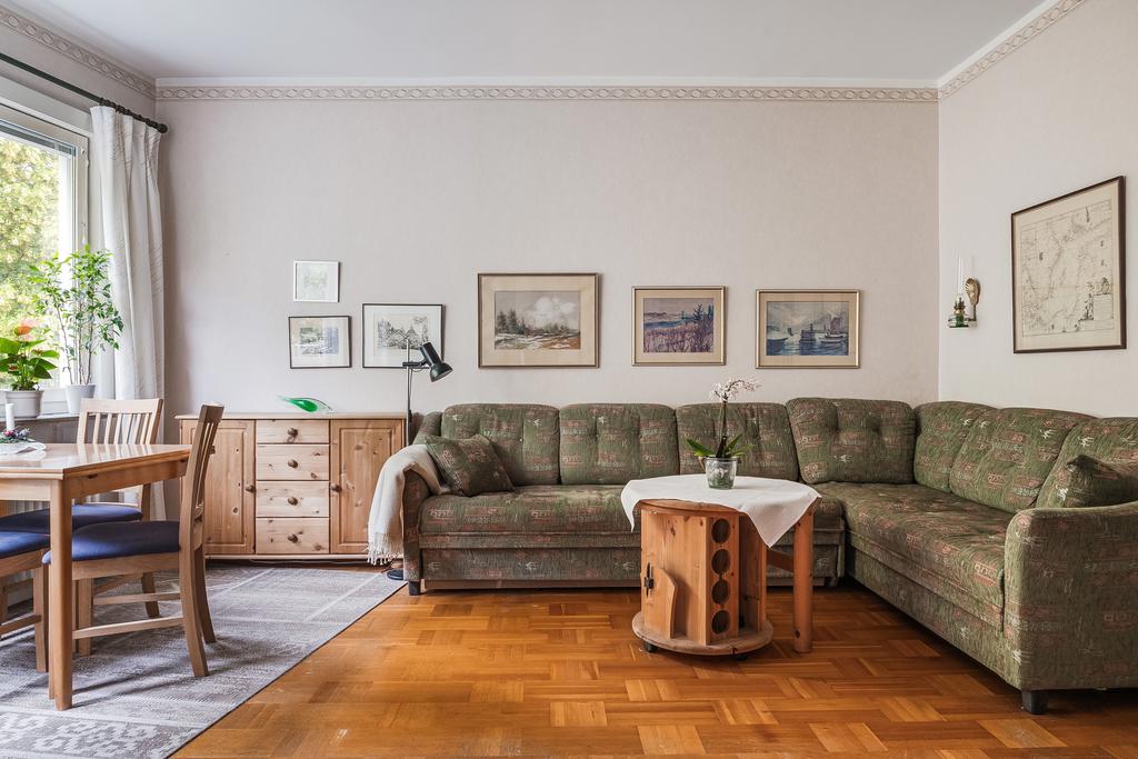 Rummet ger plats för både matbord och soffgrupp