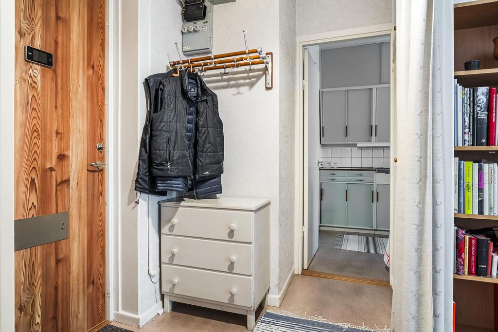 Hall med två inbyggda garderober