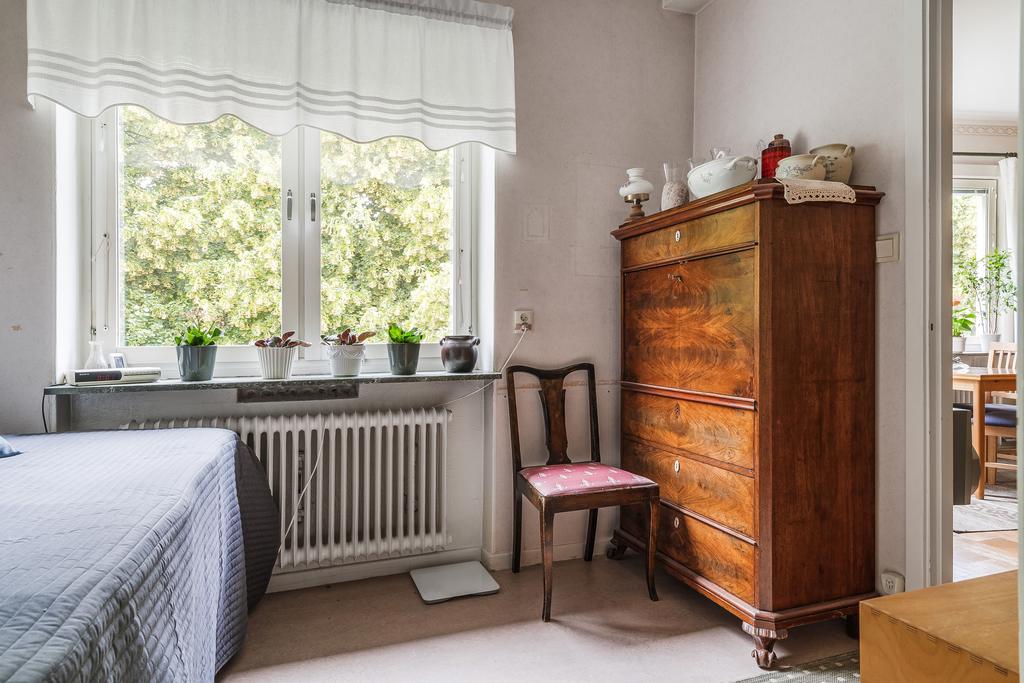 Sovrummet nås både från köket och vardagsrummet