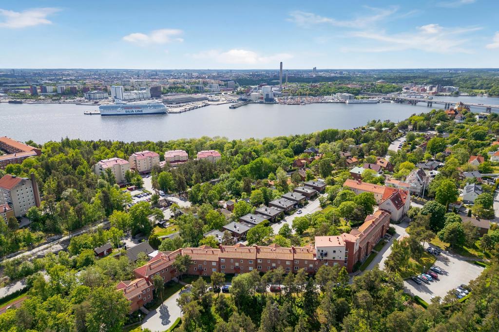 Belägen med ett högt fint och sjönära läge med intill Herseruds Villastad på Lidingö
