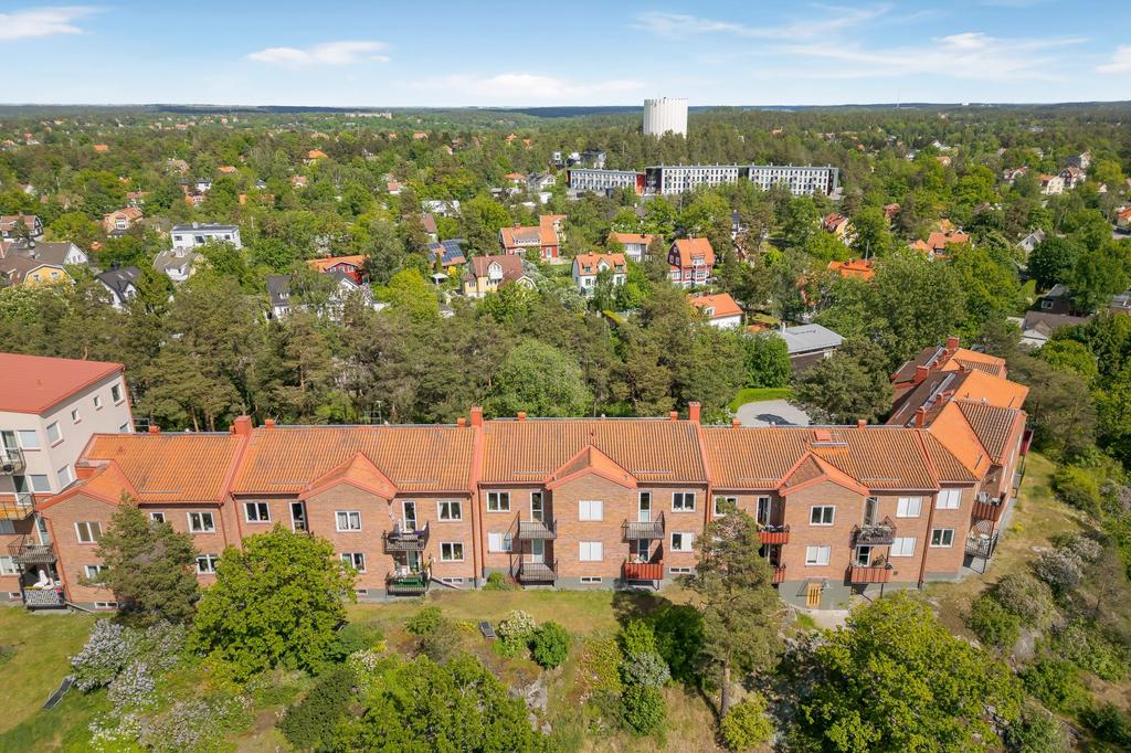 Lärargården från ovan med Herseruds Villastad i fonden