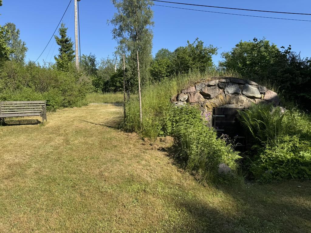 Del av tomten samt jordkällare