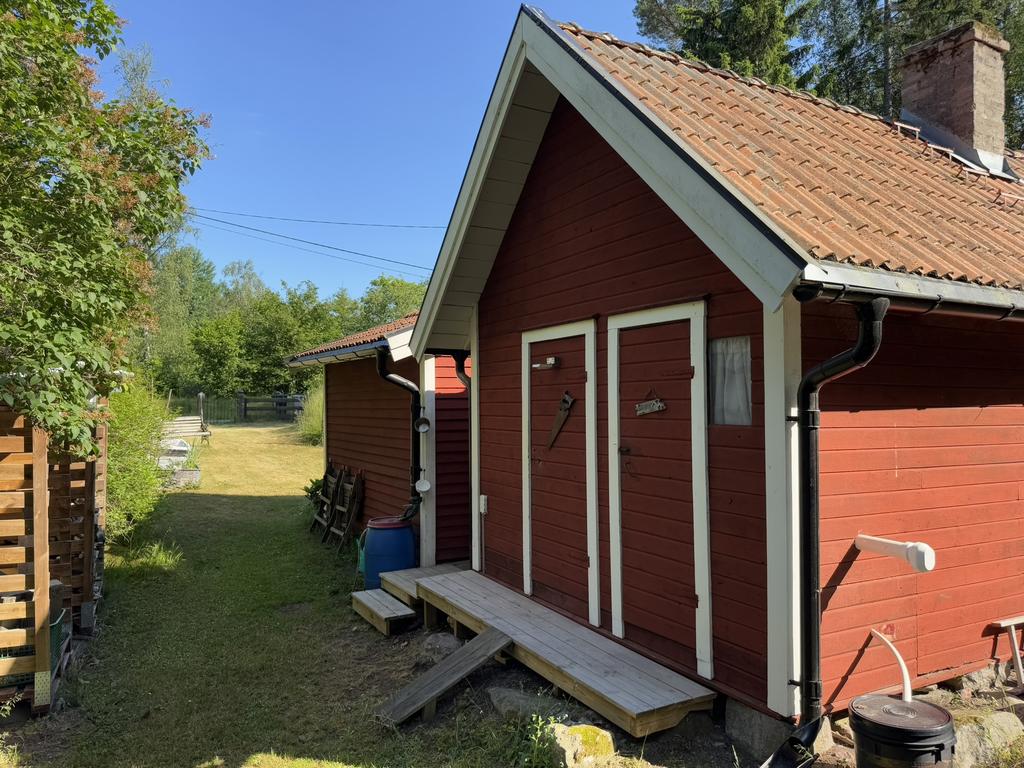 Toalett och redskapsbod