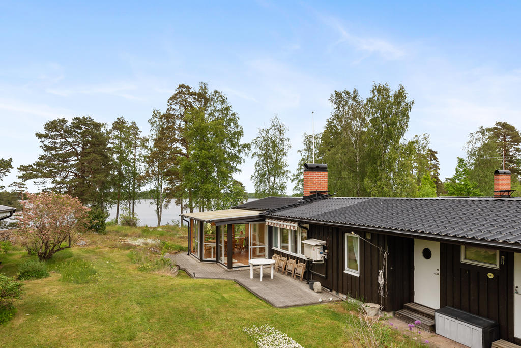 Huset har utsikt mot vattnet