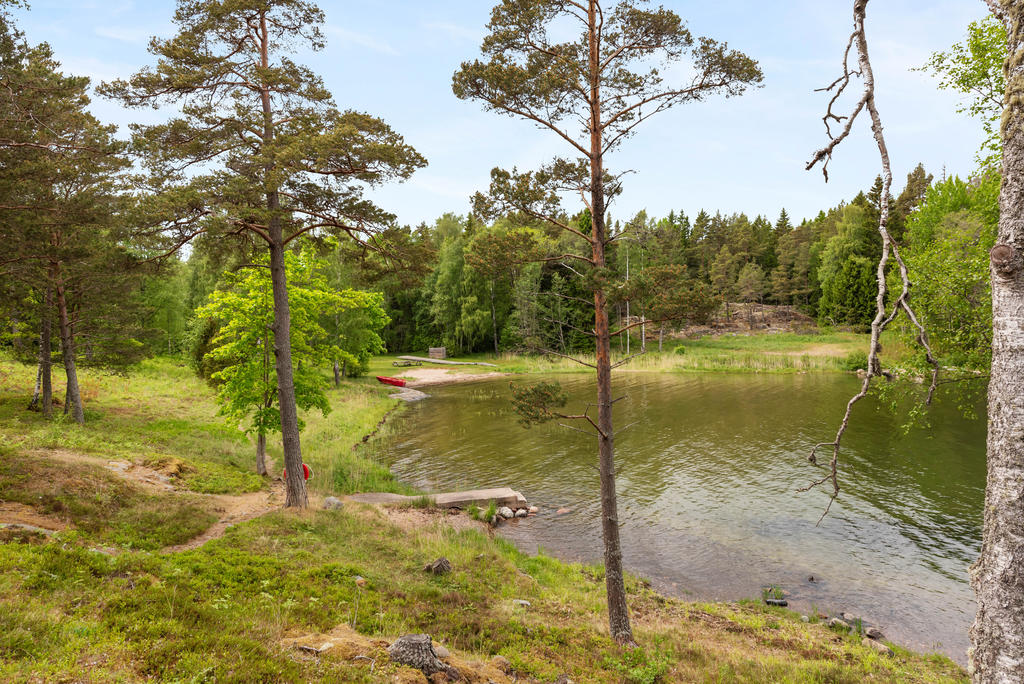 Badplats nedanför fastigheten