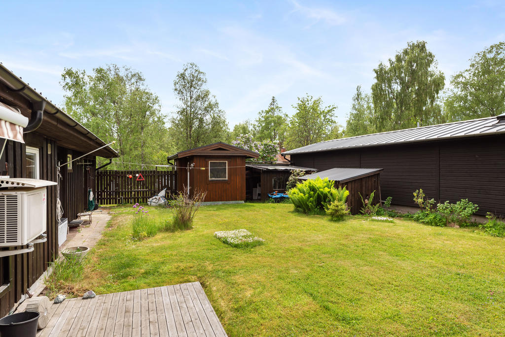 Tomten, gäststuga och  två förråd