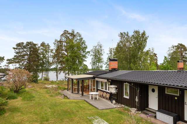 Huset har utsikt mot vattnet