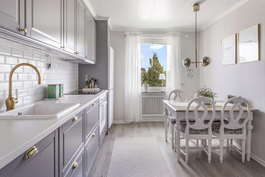 Kök med plats för matbord