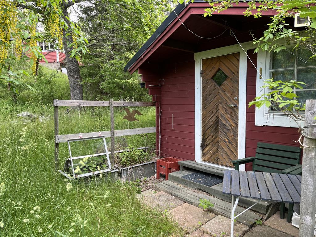 Friggebod, kan flyttas åt sidan till förmån för framdragning av väg.