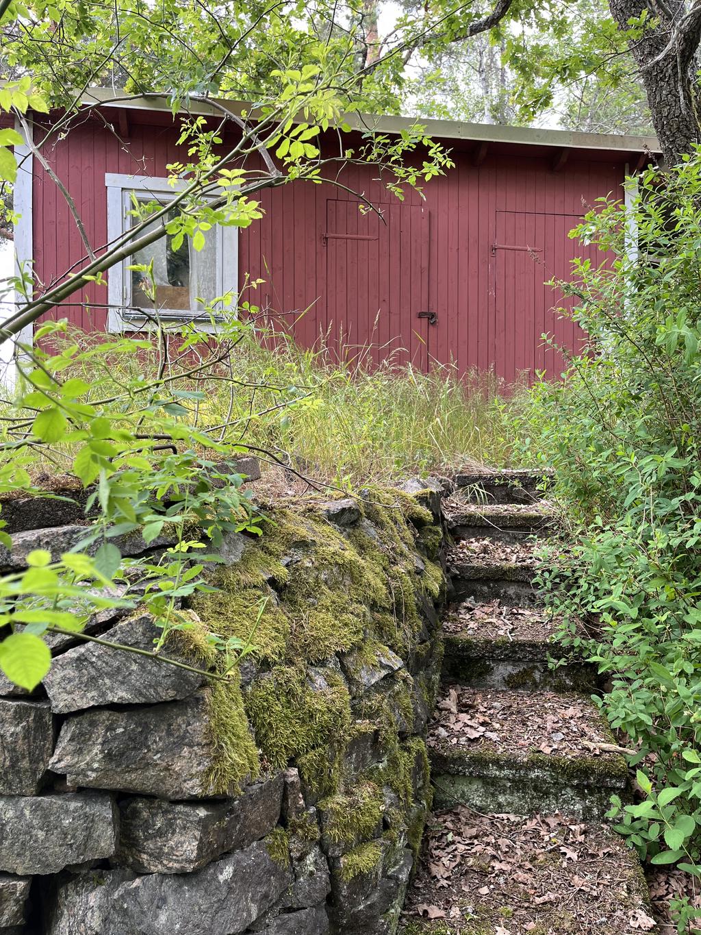 Förråd uppe i tomtens norra del
