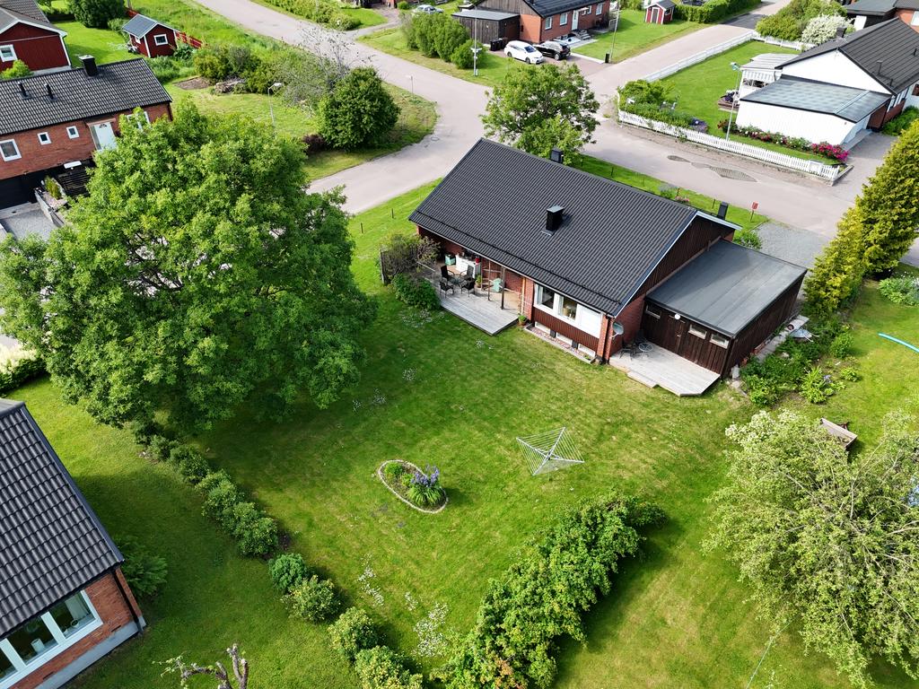 En hörntömt belägen ner mot öppna åkrar och smäcken. 