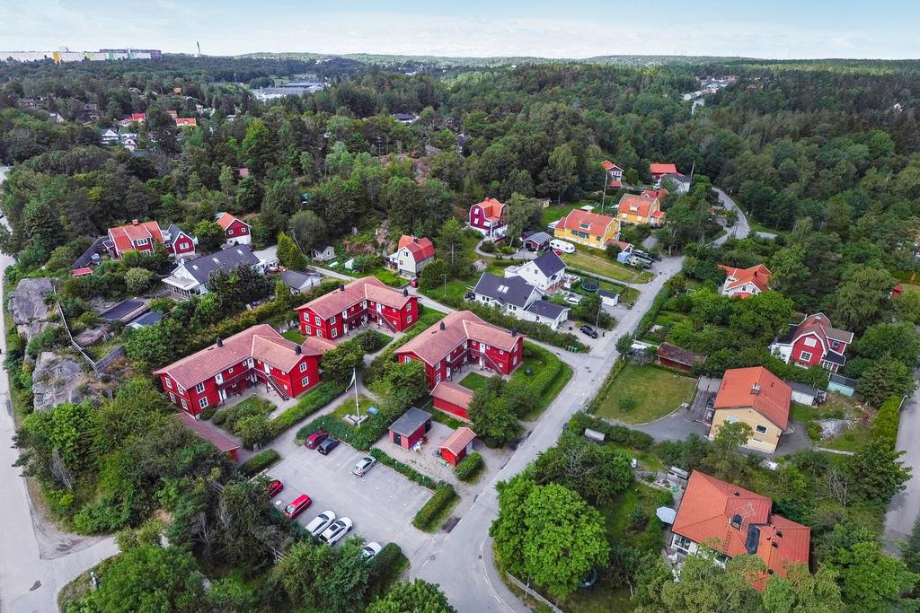 Områdesbild över föreningen med 6 huskroppar, grillplats, innergårdar förrådsbyggnader, miljöhus och parkeringsplatser. 