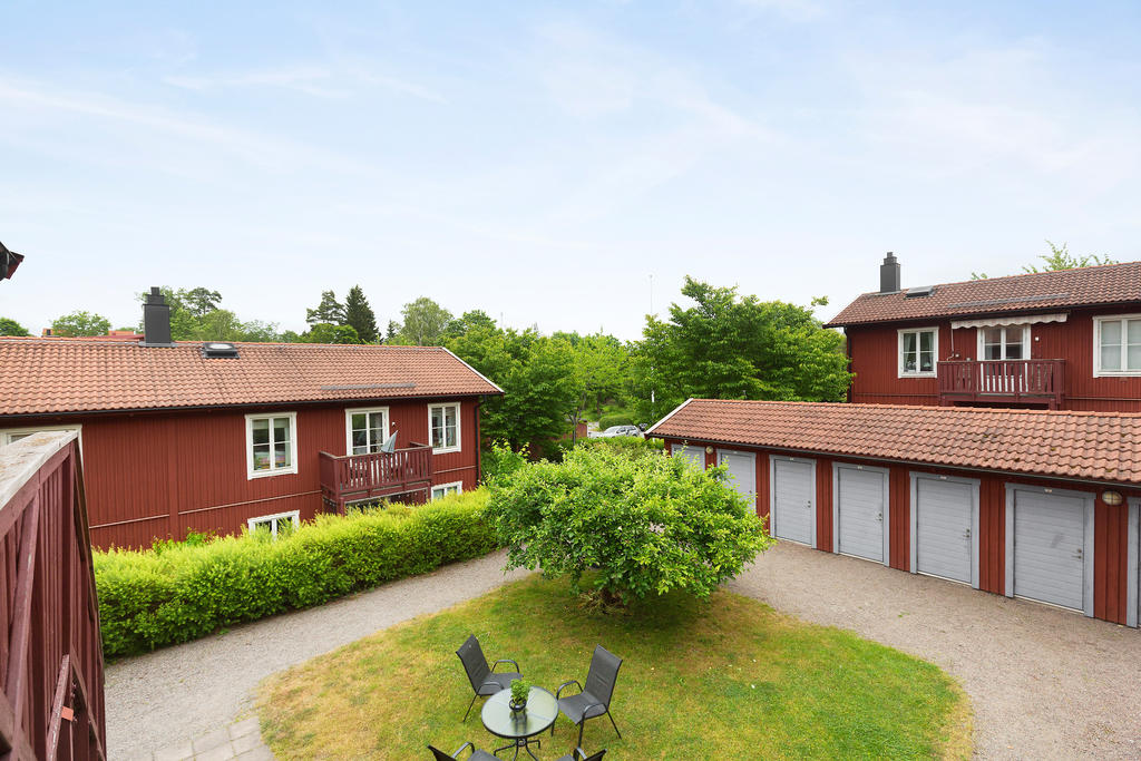 Innergård med separata förråd 