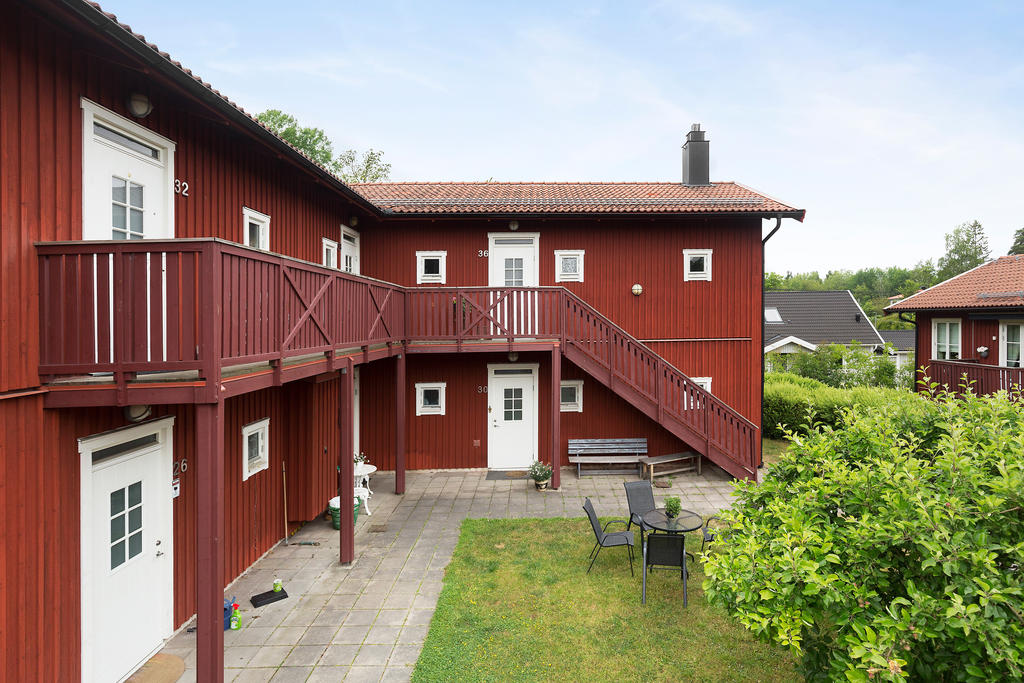 Byggt i trivsam småhusform  med grönskande innergård