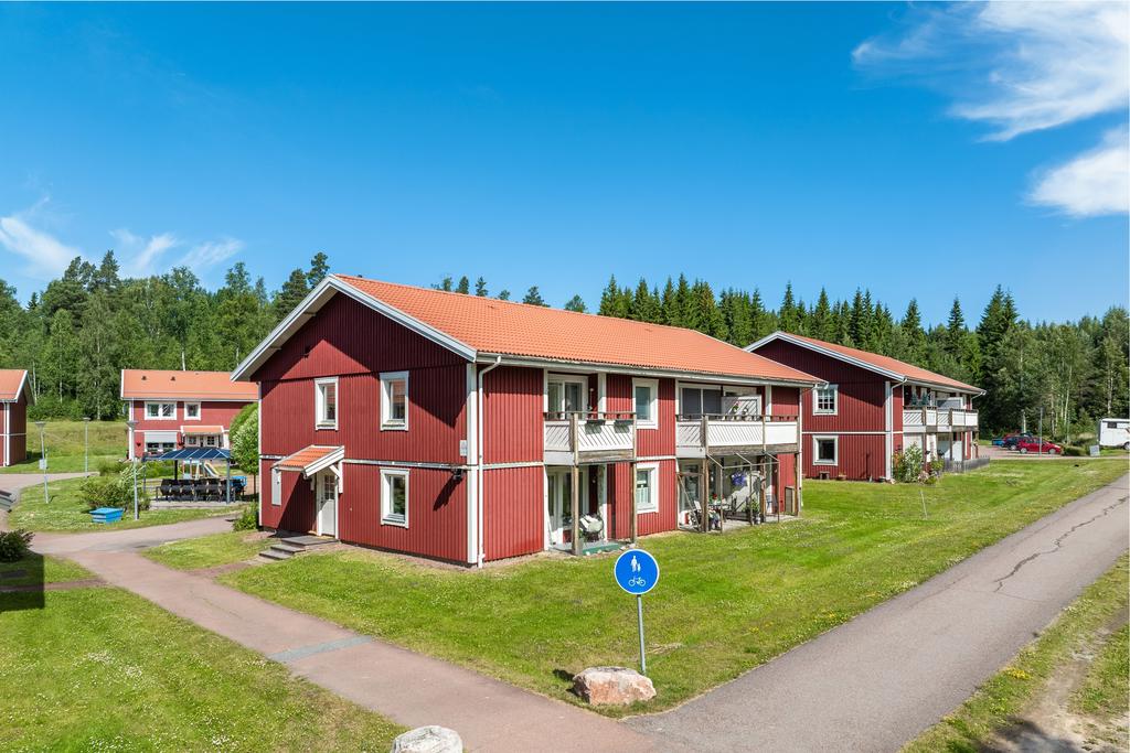 I markplan med gavelläge ligger denna rymliga etta