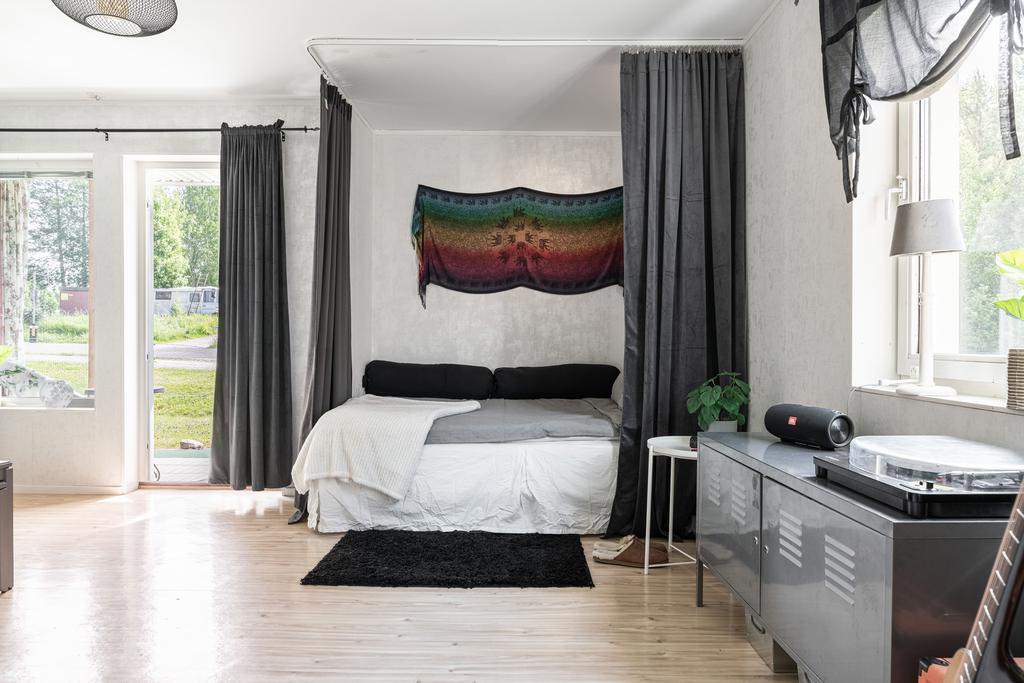 Vardagsrum med liten sovalkov och utgång till uteplatsen