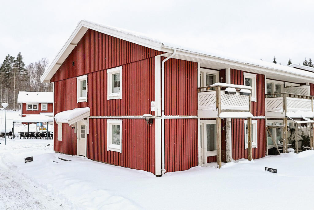 I markplan med gavelläge ligger denna rymliga etta