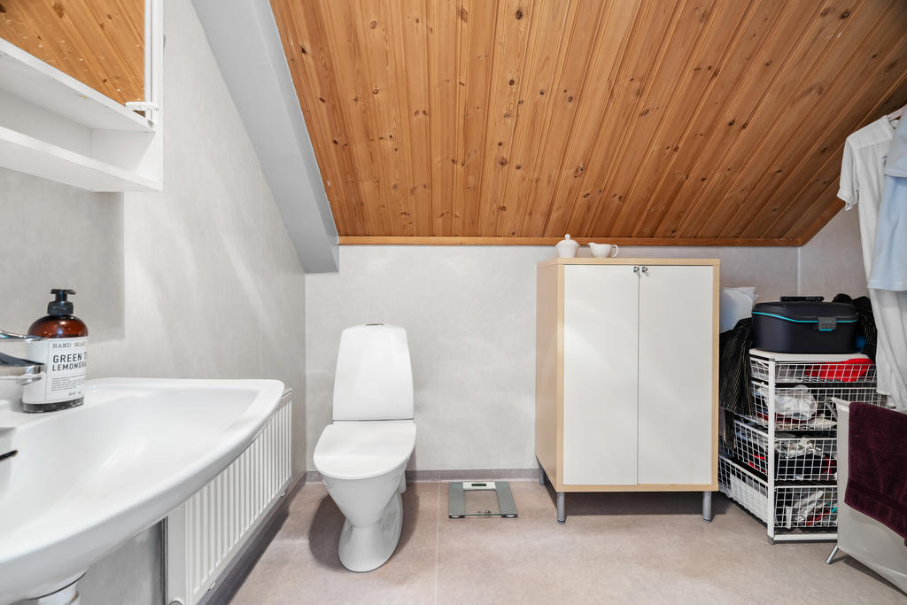 Wc med dusch  på övre våningen