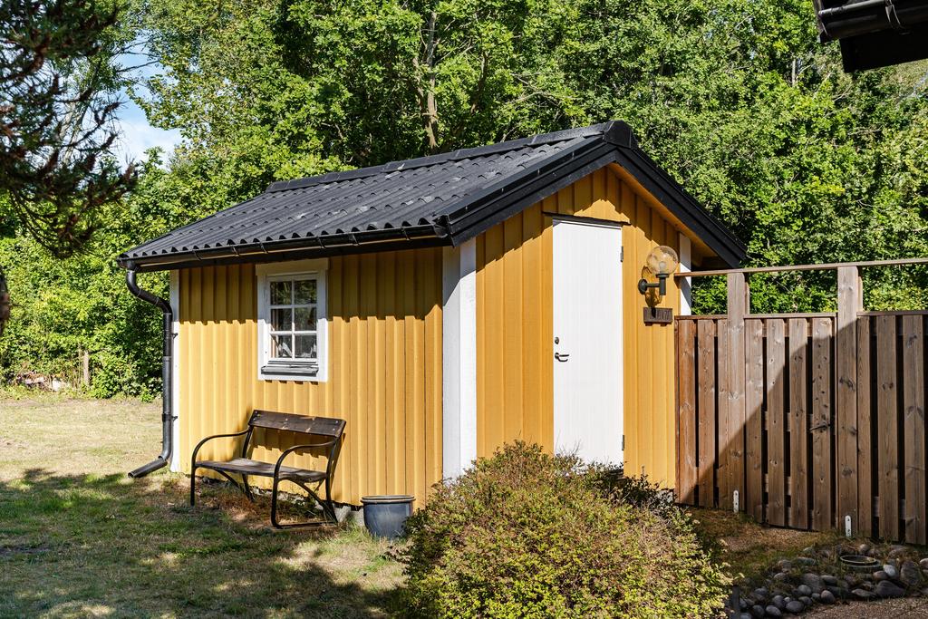 På tomten finns ett litet gästhus som man kan använda som extra förvaring eller ett gästsovrum 