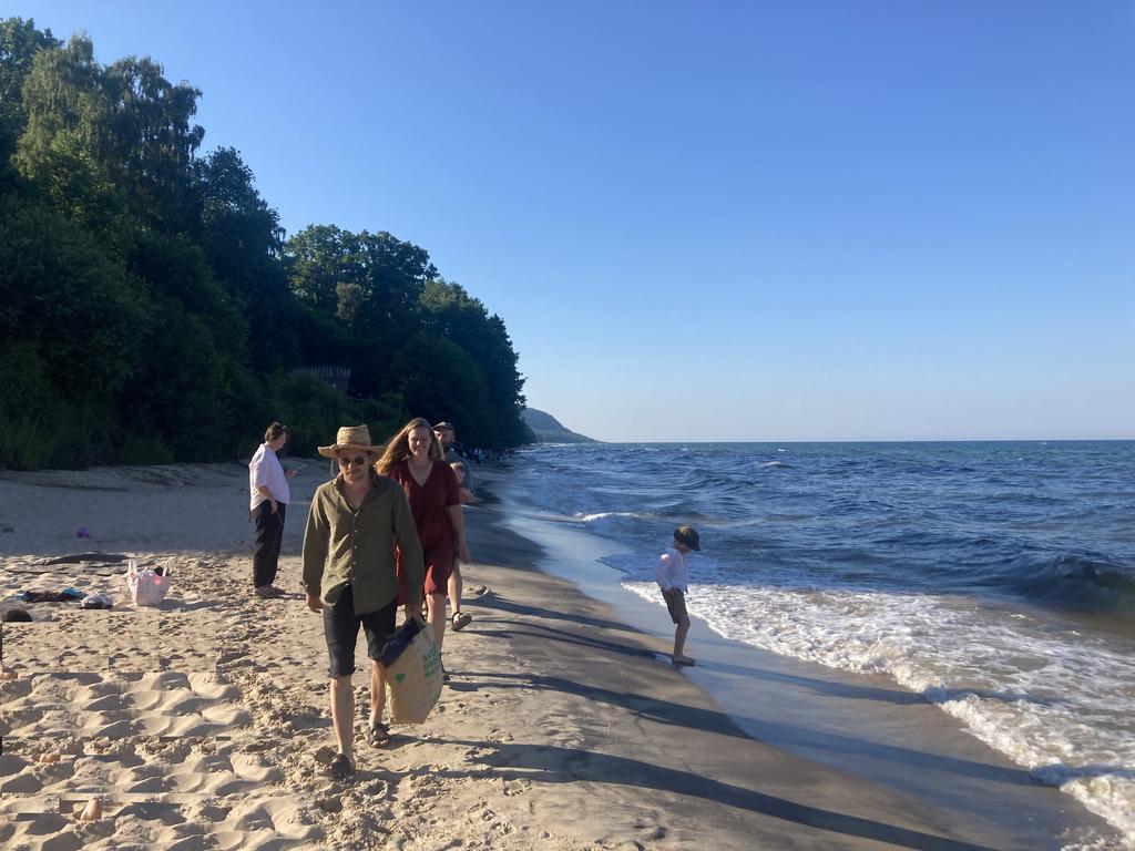 Knäbäckshusens strand med Stenshuvud i bakgrunden