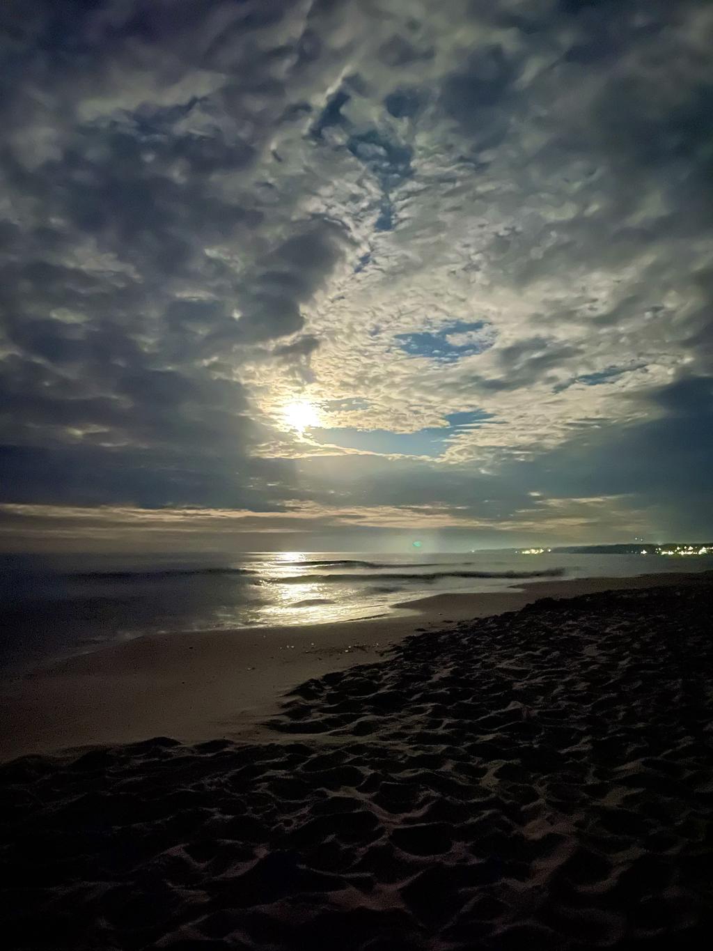 En sensommarkväll på stranden nedom stugan