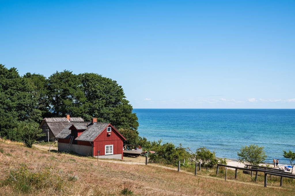 På väg ner mot stranden vid Stenshuvud