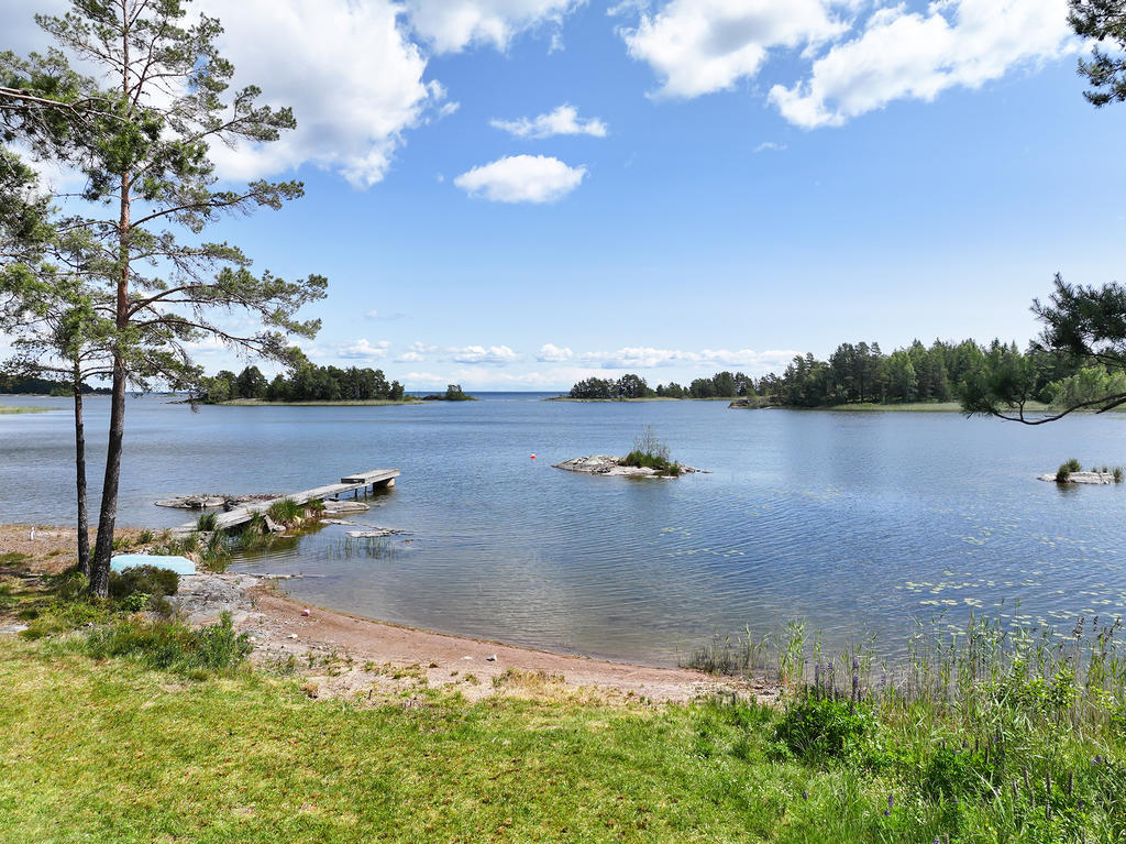 Egen sandstrand och brygga 