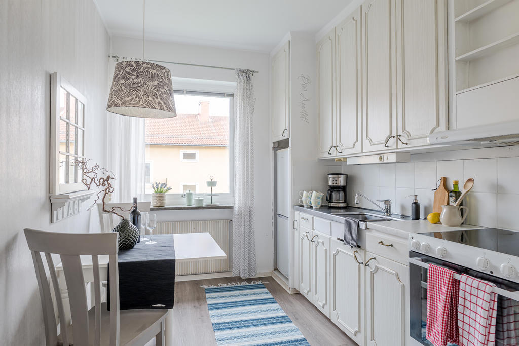 Kök med plats för matbord